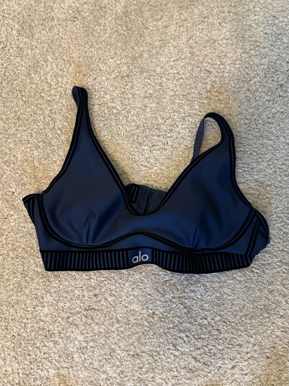 Brand new navy blue alo set. just selling because wrong size and too lat